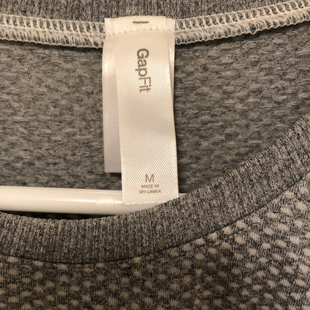 NWOT Gap Fit Athletic Top - Picture 4 of 5